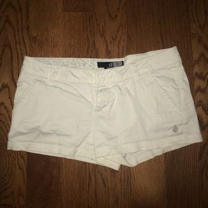 Size XS shorts white GUC can fit a small